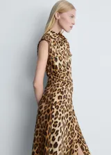 Vestido midi de diseño recto y sin mangas, con cuello camisero y cierre frontal de botones. Presenta dos bolsillos de parche en el pecho y un estampado de leopardo en tonos marrones.