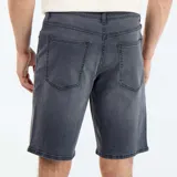 Bermuda vaquera de corte slim fit en color gris con efecto lavado vintage, con bolsillos laterales y traseros y cierre de botón y cremallera.