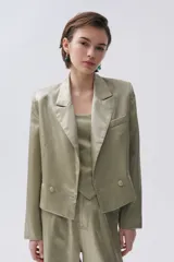Blazer color verde oliva de tafeta metalizada, con solapas de muesca, cierre cruzado con dos botones y corte cropped.