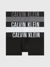Boxer trunk Calvin Klein de microfibra color gris, de talle bajo y ajuste ceñido. Cuenta con una ancha cinturilla elástica en color negro con el nombre de la marca en contraste.
