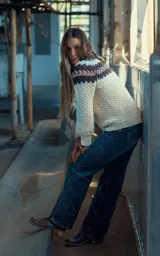 Sweater tejido a mano en crochet con lana merino 100% uruguaya. Diseño con canesú circular a rayas en tonos tierra y cuerpo en punto cerrado.