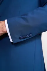 Ambo de ceremonia compuesto por saco negro con solapas de satén, chaleco rojo satinado, camisa blanca, corbatín rojo y pantalón de vestir negro a juego.