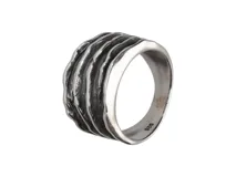 Anillo ancho de plata 925 con diseño texturizado y empavonado.