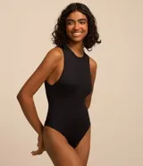 Body color marrón, sin mangas, con cuello halter y cierre en la entrepierna.