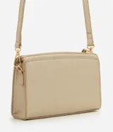 Cartera bandolera Satinato de material sintético en color dorado, con formato rectangular compacto y doble compartimiento con cierre. Cuenta con bolsillo frontal independiente, tiradores alargados y asa larga regulable y removible.
