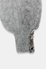 Jersey de punto Zara, color gris, con cuello redondo, manga larga abullonada y puños ajustados con detalle de botones metálicos.