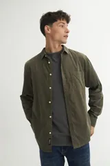 Camisa marrón de pana fina, corte regular fit, con cuello solapa clásico, bolsillo en el pecho y botones personalizados.