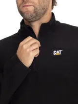 Buzo de microfibra color negro, con cierre frontal parcial de un cuarto de longitud, cuello alto y logo de la marca Caterpillar bordado en el pecho.