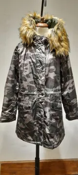 Campera camuflada con forro de piel sintética, capucha con forro de piel y cuello de piel desmontable.