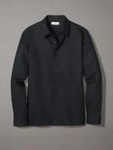 Camisa negra de lino y algodón, de corte clásico, con cuello en punta, cierre frontal con botones y mangas largas con puños abotonados.