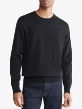 Sweater de hombre, color negro, tejido liso de algodón pima, con cuello redondo, puños y dobladillo en punto canalé.