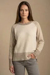 Sweater de punto con diseño color block en tonos beige y arena, de cuello redondo, manga larga raglán y puños y ruedo acanalados.