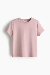 Remera de punto de algodón tupido color rosado, con cuello redondo ribeteado acanalado y mangas cortas.