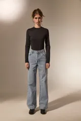 Body de manga larga con cuello a la base, confeccionado en poliamida, con ajuste al cuerpo y cierre inferior con broches.