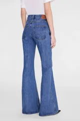 Jean de denim azul oscuro, de tiro alto y corte flare con pernera ancha acampanada.