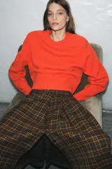 Jersey de lana 100% color azul marino, con cuello redondo, manga larga con hombreras y acabados en rib.