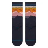 Medias de caña media con diseño de paisaje montañoso en tonos naranja, rosa y azul sobre fondo azul marino.