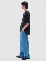 Remera de corte oversize y cuello redondo, color beige, con estampado frontal que incluye estrellas y el texto 'Les Enfants'.