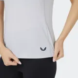 Remera deportiva de manga corta, color negro, con cuello redondo y ajuste al cuerpo. Presenta el logo de Castore en el pecho y en la parte inferior del ruedo.