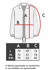 Campera impermeable marrón con estampa en la espalda de un ser orbitando un anillo con tipografía glitch. Corte relajado estilo coach, cuello camisero, broches a presión al frente, bolsillos laterales y puños elastizados.