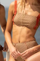 Top de bikini recto color marrón con breteles anchos y elástico bajo el busto.