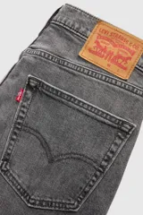 Jeans Levi's 502 Regular Taper de corte regular con pierna cónica y tiro medio, en tono gris oscuro con efecto lavado.