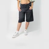 Bermuda de jean estilo baggy en color negro lavado, con corte holgado, tiro medio y cierre frontal con botón y cremallera.