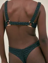 Conjunto de bikini negro con textura, compuesto por un corpiño de corte recto con breteles anchos y una bombacha de tiro alto con cobertura total en la parte delantera y corte colaless en la parte trasera.