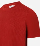 Remera de media malla verde militar con cuello redondo y mangas cortas, de corte clásico.