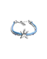 Pulsera de diseño náutico con hilo de seda azul y cuentas metálicas plateadas. Presenta un dije central en forma de estrella de mar y pequeños cristales facetados en tono azul.