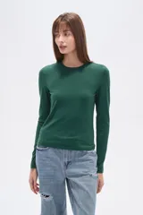 Remera verde esmeralda de manga larga, corte ajustado y cuello redondo.