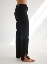 Pantalon de gabardina negro con corte recto, alforzas verticales en los laterales y tajos en el ruedo.