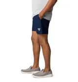 Short de baño azul marino con cintura elástica y cordón ajustable. Cuenta con tecnología Omni-Shade UPF 50 para protección solar y Omni-Shield para repeler la humedad y manchas. Incluye bolsillos laterales y un bolsillo trasero con cierre de seguridad.