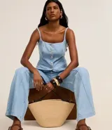 Pantalón wide leg de cintura alta, confeccionado en jeans celeste, con trabillas en la cintura, cierre tradicional, bolsillos y recortes delanteros de frisos.