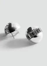 Aros de clip plateados con diseño abombado y detalles texturizados de cristales incrustados en el centro.