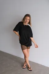 Short tipo biker de lycra con estampado de leopardo en tonos marrones y negros.
