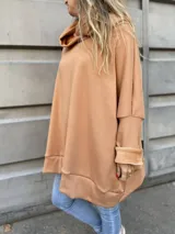 Canguro negro oversize con cuello alto, mangas largas con puños ajustados y bolsillo tipo parche con etiqueta de cuero en el ruedo.