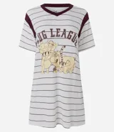 Camisón corto de viscolycra a rayas blancas y bordó, con cuello en V en color bordó, mangas cortas y estampa frontal de Winnie The Pooh con la inscripción "Hug League".