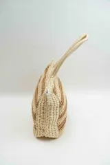 Bolso tipo tote de tejido trenzado en tonos beige y marrón, con diseño de rayas horizontales y doble asa de hombro.