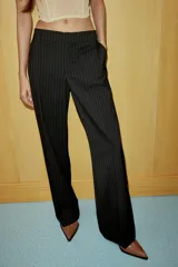 Pantalón de tiro alto con diseño de raya diplomática, corte de pierna recta, cintura con trabillas, bolsillos laterales y cierre frontal con cremallera y ganchos metálicos.