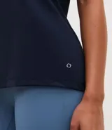 Remera deportiva de manga corta con cuello redondo, confeccionada en tejido texturizado con detalle reflectante y pliegue en la espalda.
