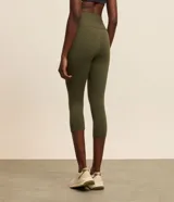 Pantalón deportivo tipo corsario de tiro alto, confeccionado en microfibra técnica con acabado liso. Presenta un corte ajustado que llega por debajo de la rodilla, diseñado para ofrecer libertad de movimiento y transpirabilidad durante la actividad física.