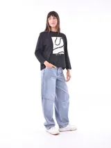 Remera de manga larga color beige, con cuello redondo y estampado frontal que dice "Magic is something you make" en color lila.