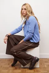 Pantalon de corte recto y pierna ancha, color marron, con costuras laterales en contraste y cintura elastizada.