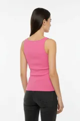 Musculosa de algodón con elastano, de corte ajustado al cuerpo y cuello redondo.