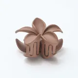 Pinza para el cabello con diseño de flor en color marrón mate, con sistema de agarre de dientes.