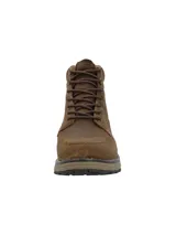 Botín de hombre estilo outdoor, confeccionado en cuero de color marrón. Presenta un diseño acordonado con ojales metálicos, costuras reforzadas y suela de goma dentada en tono contrastante para mayor tracción.