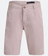 Bermuda de sarga color blanco, de corte recto y diseño básico con bolsillos laterales y traseros.