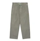 Pantalon de pana color verde oliva, con corte recto, cintura elástica con cordón ajustable y bolsillos laterales.