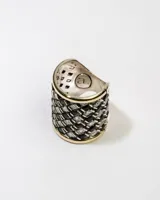 Anillo ancho de plata 925 con dublé de oro y zirconias blancas y negras dispuestas en forma de entramado.